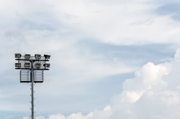 Riflettore dello stadio e cielo a mezzogiorno