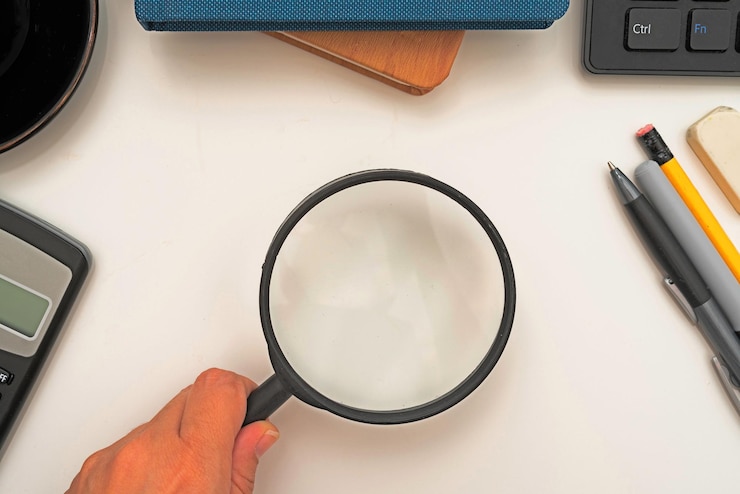 Foto rifornimenti per ufficio sopra la scrivania con tastiera e occhiali e tazza da caffè per lavorare a distanza utilità scolastiche per studiare con bevande calde e occhiali
