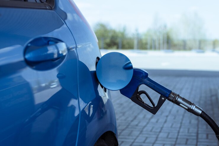 Rifornire un'auto di benzina in una stazione di servizio Aumento dei prezzi del carburante Crisi e carenza di benzina