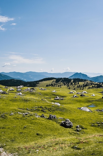 Rifugio di montagna o casa sulla collina Velika Planina paesaggio di prati alpini Agricoltura ecologica Meta di viaggio per escursioni in famiglia Alpi di Kamnik Slovenia Grande altopiano