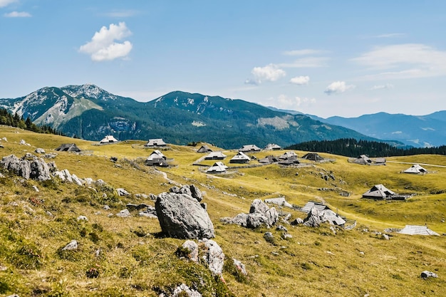 Rifugio di montagna o casa sulla collina Velika Planina paesaggio di prati alpini Agricoltura ecologica Meta di viaggio per escursioni in famiglia Alpi di Kamnik Slovenia Grande altopiano