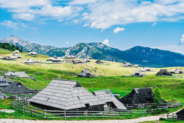 Rifugio di montagna o casa sulla collina Velika Planina paesaggio di prati alpini Agricoltura ecologica Meta di viaggio per escursioni in famiglia Alpi di Kamnik Slovenia Grande altopiano