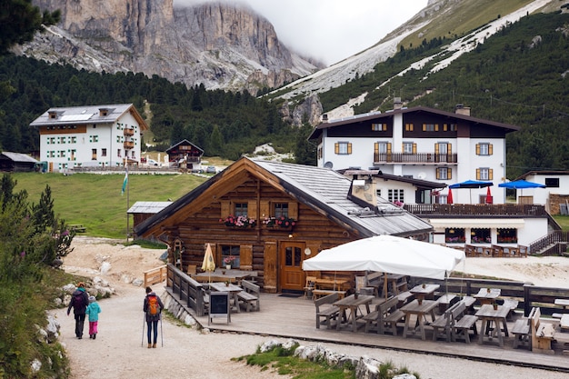 Rifugio e vista sulla vallata a Pozza Di Fassa, Italia