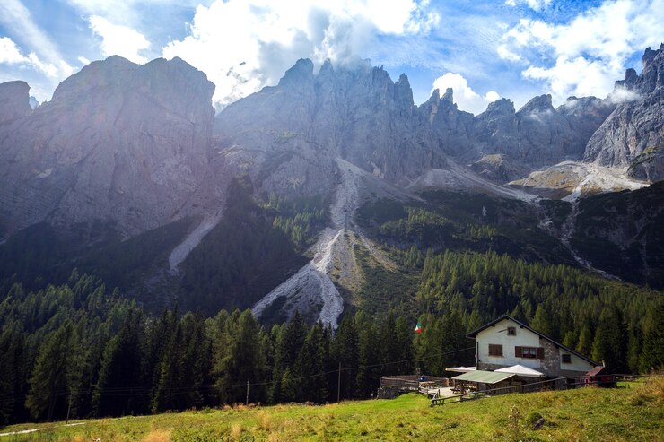Foto rifugio lunelli sulle montagne delle dolomiti, italia