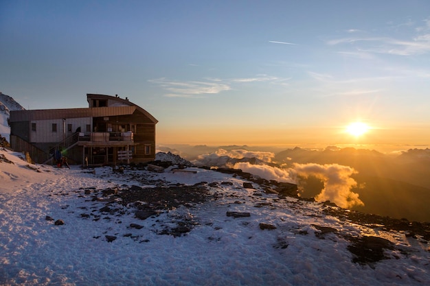 Rifugio Tete Rousse al tramonto nelle Alpi francesi