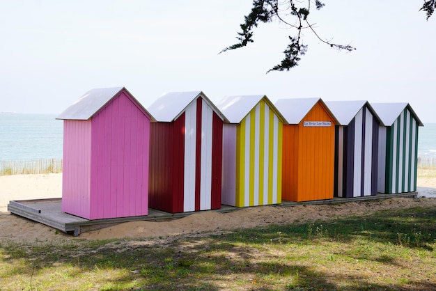 Riga delle capanne di legno variopinte della spiaggia sulla spiaggia nell'isola oleron francia