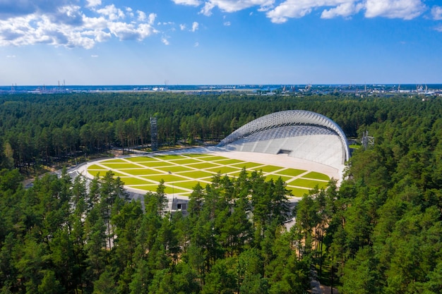 Riga, Lettonia. 10 agosto 2020. Bellissimo nuovo stadio situato nel mezzo di una foresta. Vista aerea del grande palco per spettacoli in Mezaparks a Riga, Lettonia.