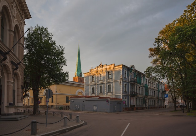 RIGA, LETTONIA - 22 luglio 2011: Architettura della vecchia Riga nelle prime ore del mattino. Riga è la capitale e la città più grande della Lettonia ampiamente conosciuta per la sua unica architettura medievale e gotica