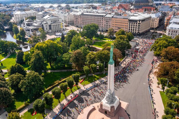 Riga, Lettonia. 29 agosto 2021. Persone che corrono la maratona internazionale di Rimi Riga vicino alla statua della libertà Milda.