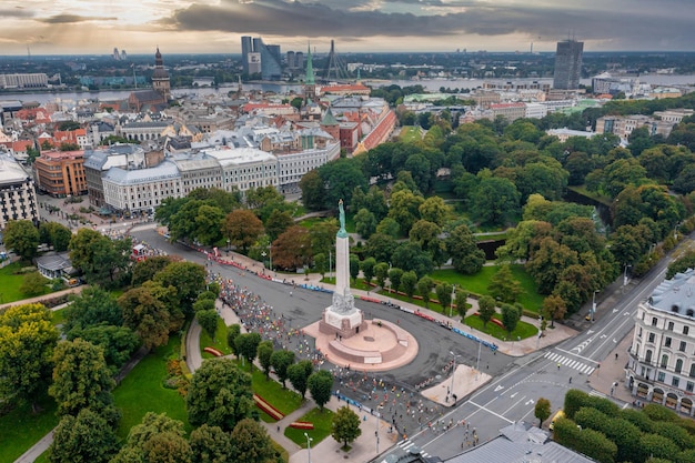 Riga, Lettonia. 29 agosto 2021. Persone che corrono la maratona internazionale di Rimi Riga vicino alla statua della libertà Milda.