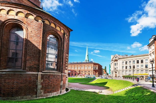 Riga, Lettonia - 3 settembre 2014: Piazza del Duomo e persone nel centro storico della città vecchia di Riga, Lettonia.