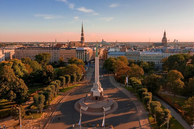 Riga, Lettonia - Jule, 2020 : Veduta aerea del monumento alla libertà Milda con guardie d'onore, un importante simbolo della libertà, dell'indipendenza e della sovranità della Lettonia