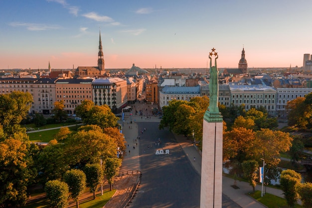 Riga, Lettonia - Jule, 2020 : Veduta aerea del monumento alla libertà Milda con guardie d'onore, un importante simbolo della libertà, dell'indipendenza e della sovranità della Lettonia