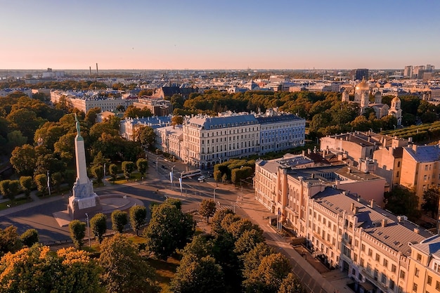 Riga, Lettonia - Jule, 2020 : Veduta aerea del monumento alla libertà Milda con guardie d'onore, un importante simbolo della libertà, dell'indipendenza e della sovranità della Lettonia