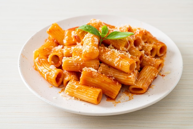 Rigatoni al sugo di pomodoro e formaggio