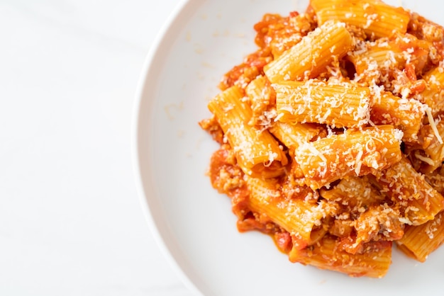 Rigatoni alla bolognese con formaggio tradizionale pasta italiana