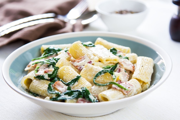 Rigatoni con Pancetta e Crema di Spinaci