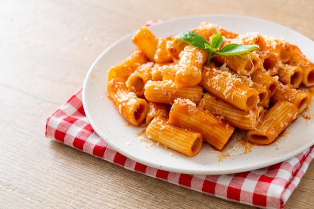 Rigatoni con salsa di pomodoro e formaggio - pasta tradizionale italiana