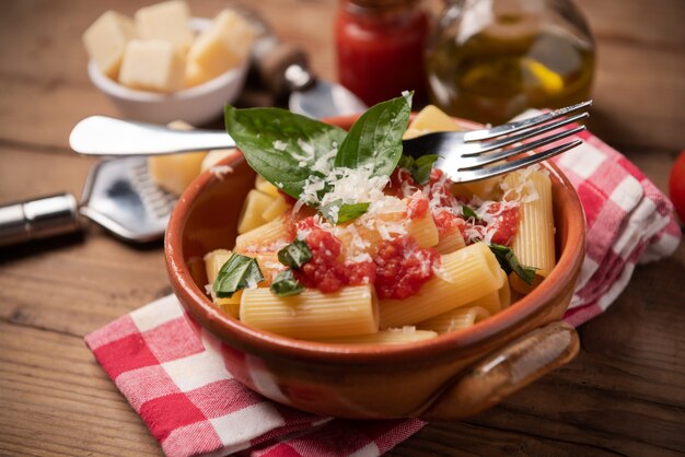 Rigatoni di pasta con salsa di pomodoro da vicino