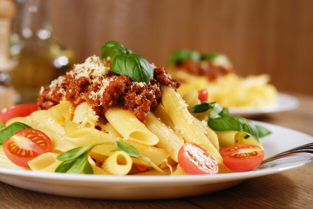 Rigatoni di pasta sul piatto bianco