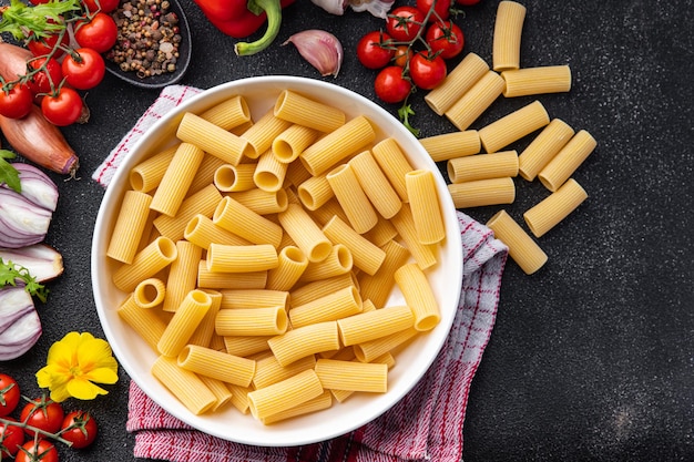 rigatoni pasto di pasta cruda altri ingredienti cibo spuntino sul tavolo copia spazio cibo sfondo