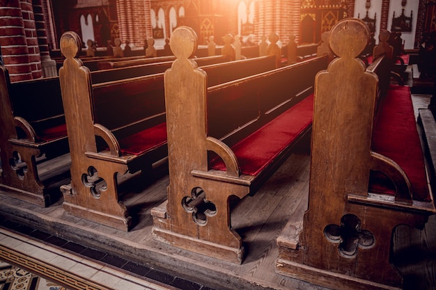 Righe dei banchi della chiesa alla vecchia chiesa cattolica europea