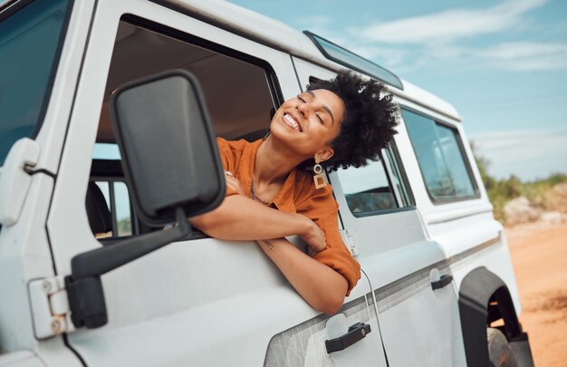 Rilassa la donna di colore in viaggio su strada felice con la vista del deserto e il trasporto in jeep o in auto in vacanza al Cairo Viaggia avventura sorridi durante le vacanze estive ed esplora la libertà della natura al sole