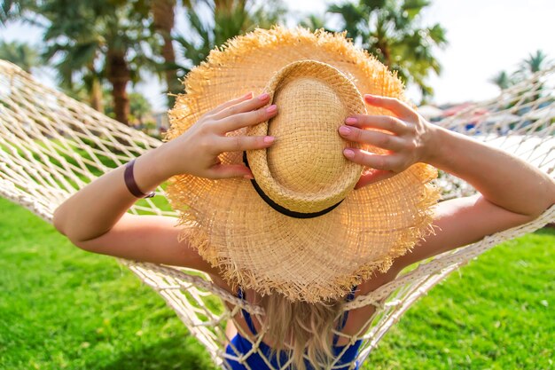 Rilassamento della donna su un'amaca. Persone.