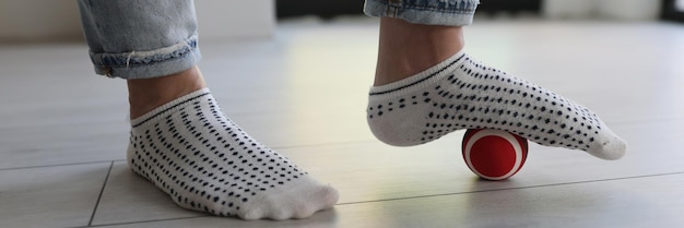 Rilassamento miofasciale dei muscoli del piede con la palla a casa prevenzione del concetto di piedi piatti