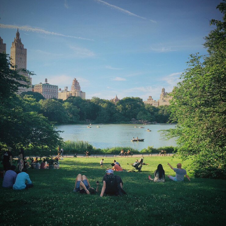 Foto rilassamento turistico nel parco sulla riva del lago