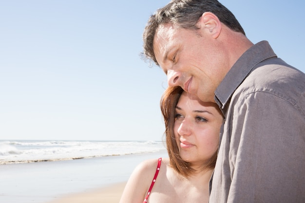 Rilassarsi coppia romantica sulla spiaggia di vacanze estive