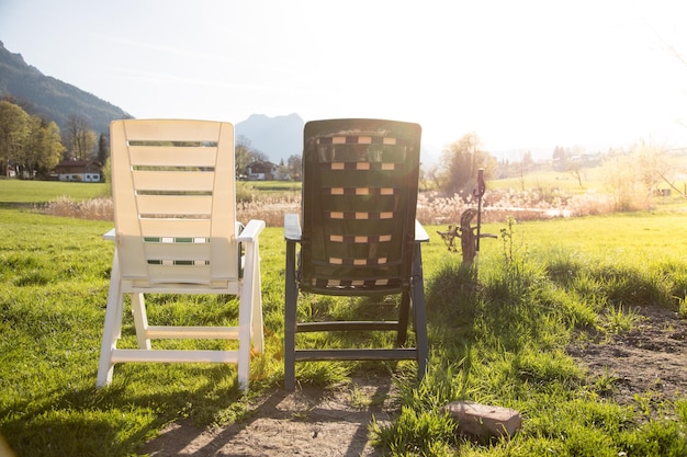 Rilassarsi nel proprio giardino Due sedie a sdraio e tramonto