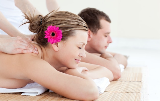 Rilassata giovane coppia che riceve un massaggio alla schiena