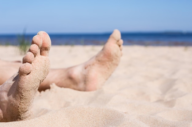 Rilassati su una spiaggia deserta prendendo il sole