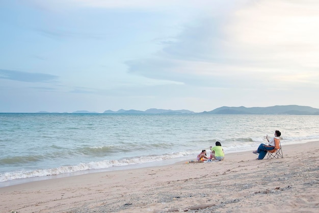 Rilassati sulla spiaggia dell'oceano in vocazione vacanziera