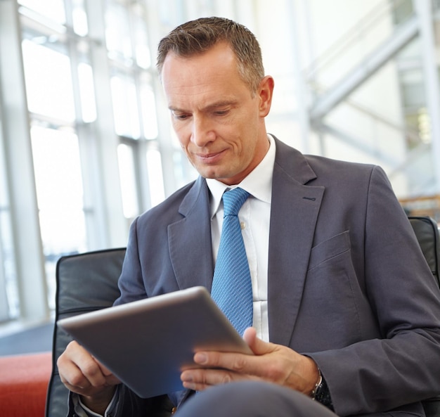 Rilassati tablet e networking con l'uomo d'affari nella lounge dell'azienda aziendale per la ricerca su Internet e contatta la pianificazione e l'idea della comunicazione con il dipendente nella hall per l'obiettivo tecnologico e la posta elettronica
