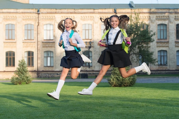 Rimani attivo Ragazze attive scappano da scuola Bambini felici doposcuola Infanzia attiva Vacanze scolastiche Vacanze estive Sviluppo e crescita sani Attivo ed energico Spirito di libertà