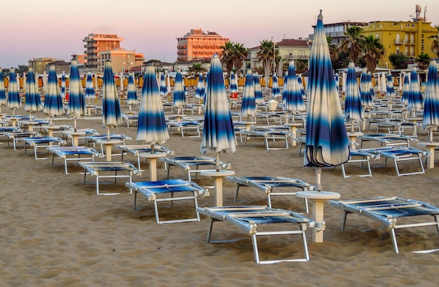 Rimini Ombrelloni e lettini bianchi blu