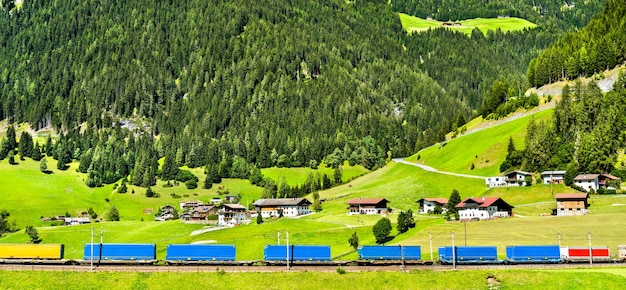 Rimorchi che attraversano le Alpi in treno al Passo del Brennero in Austria