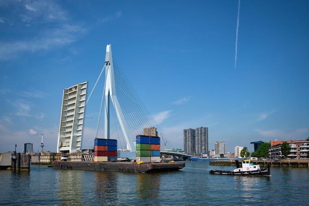 Rimorchiatore chiatta da traino con container sotto la parte basculante aperta del ponte Erasmusbrug