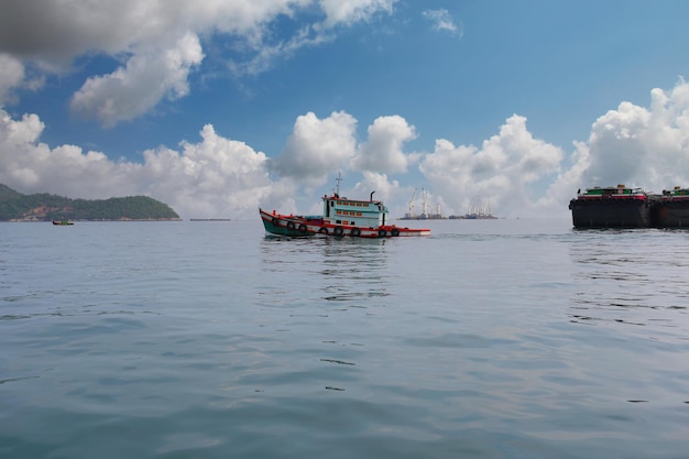 Rimorchiatori e navi da carico ormeggiate nella baia di Koh Sichang