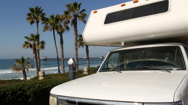 Rimorchio per camper o roulotte per viaggi su strada. spiaggia dell'oceano California USA. camper, camper camper.