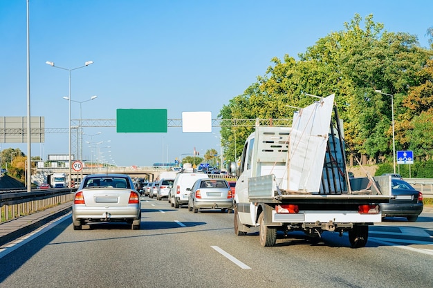 Rimorchio per il trasporto di auto sulla strada asfaltata della Slovenia.