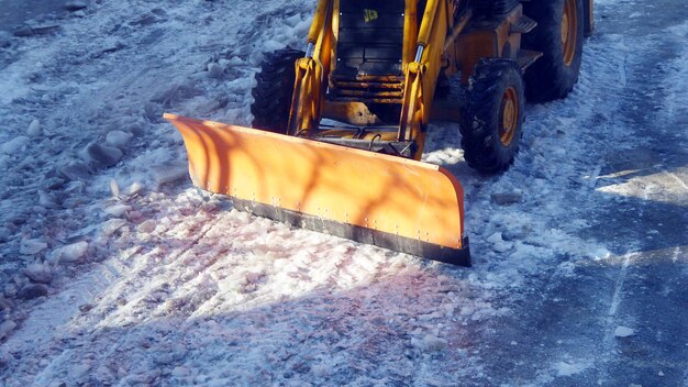 rimozione del ghiaccio o della neve dalla strada