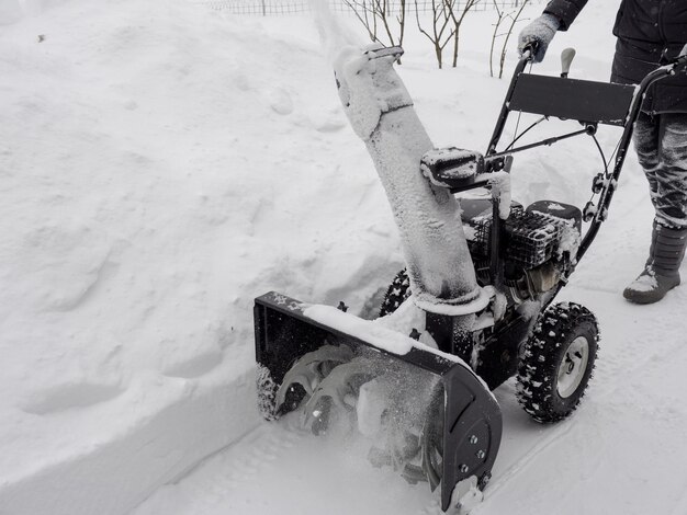 Rimozione della neve con uno spazzaneve dopo una nevicata abbondante