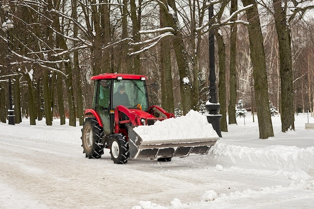 Rimozione della neve in inverno nel parco con mezzi meccanici