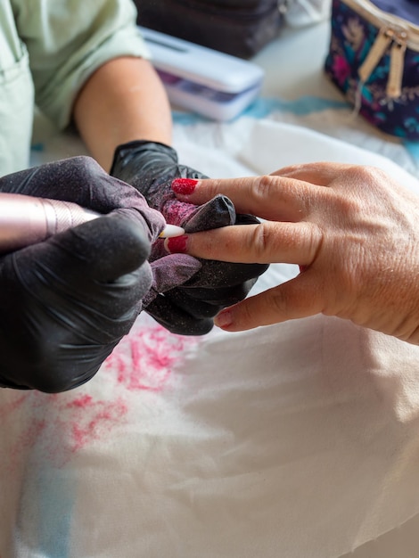 Rimuovere la vecchia vernice con un trapano per la vernice permanente per unghie