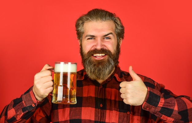 Rinfresca il tuo spirito Brutale uomo barbuto bere birra Beer pub Bar barista Uomo con boccale di birra Hipster al bancone del bar Divertirsi Bevanda alcolica Hipster moderno ubriacarsi Drink di benvenuto