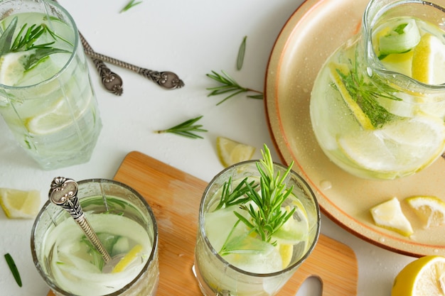 Rinfrescante bevanda ghiacciata con limone e rosmarino fresco