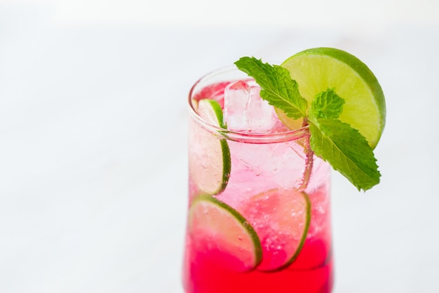 Rinfrescante bevanda limonata alla fragola soda mocktail nel bicchiere